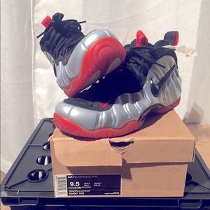 NIKE FOAMPOSITE PRO
SILVER/BLACK/BRIGHT CRIMSON